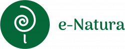 Logo e-Natura cu un design spiralat verde pe fundal alb.