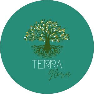 Logo-ul Asociatiei Terra Gloria, un copac cu radacini si frunze colorate pe fundal verde.