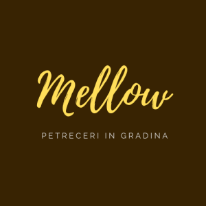 Text elegant pe fundal închis, cuvântul 'Mellow' și 'Petreceri în Grădină'.