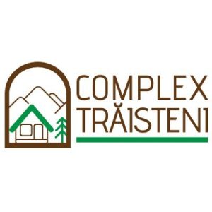 Complex Traisteni iluminat noaptea, cu cabane din lemn și iarbă verde.