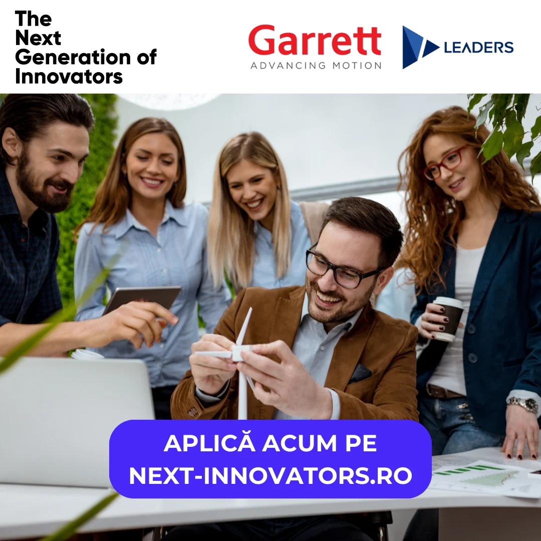 Grup de tineri inovatori colaborează la un proiect creativ, zâmbind și interacționând.