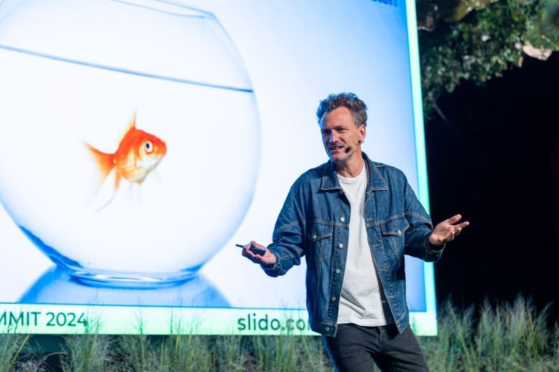 Thomas Kolster discussing sustainable marketing with a goldfish in the background.