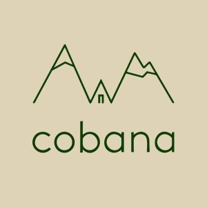 Trei persoane lucrează la birouri într-un spațiu de co-living luminos și modern.
