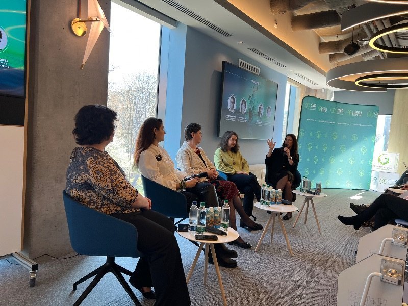 Discussion on sustainability with 6 experts at an event, sharing their opinions.