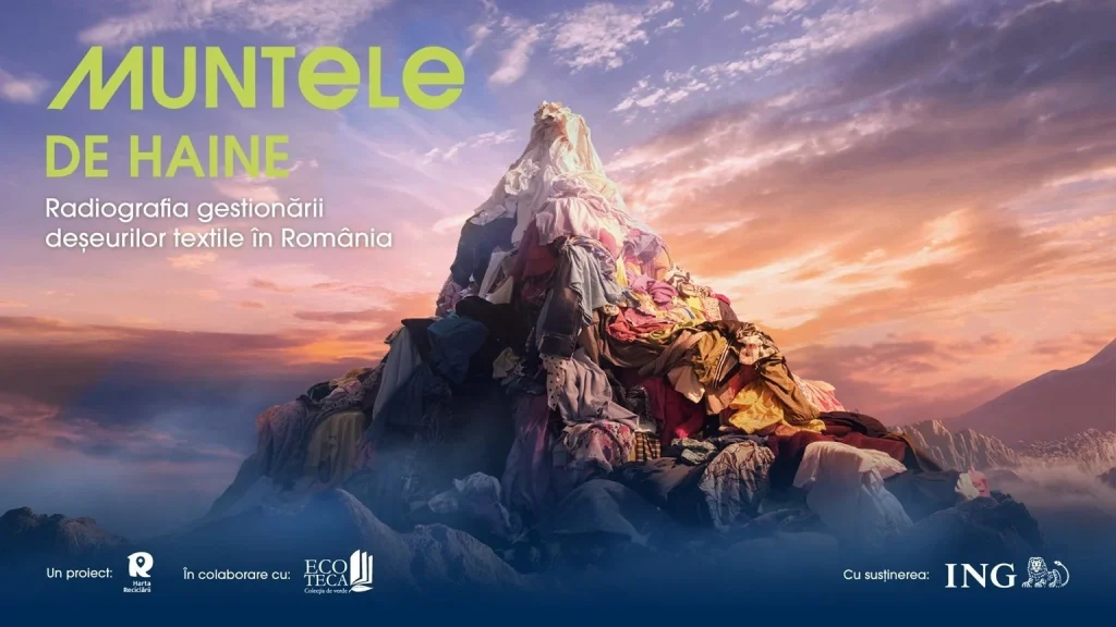 Munte de haine colorate sub un cer senin, simbolizând deșeurile textile din România.