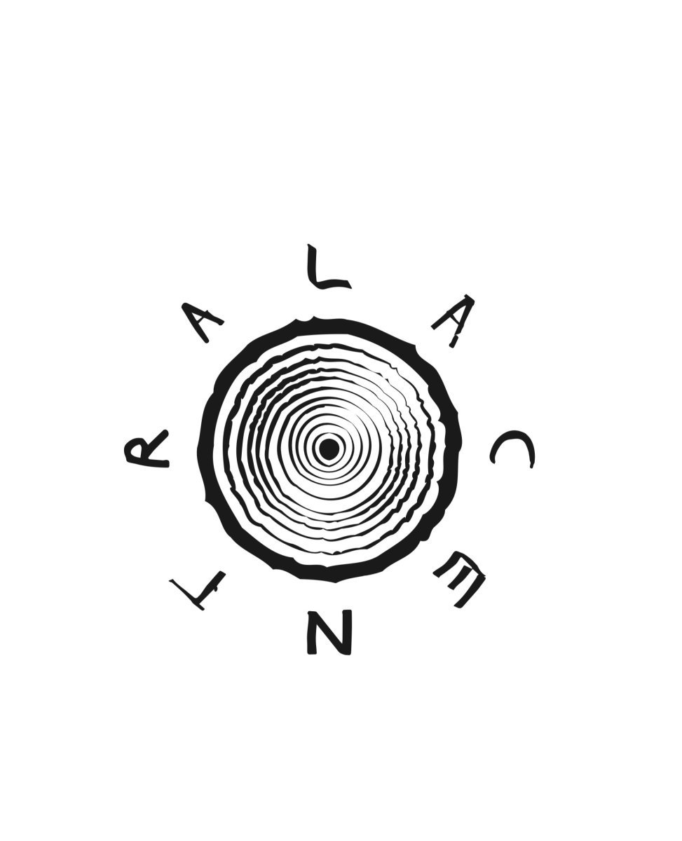 Logo cu cercuri concentrice și litere aranjate artistic, simbolizând echilibrul.
