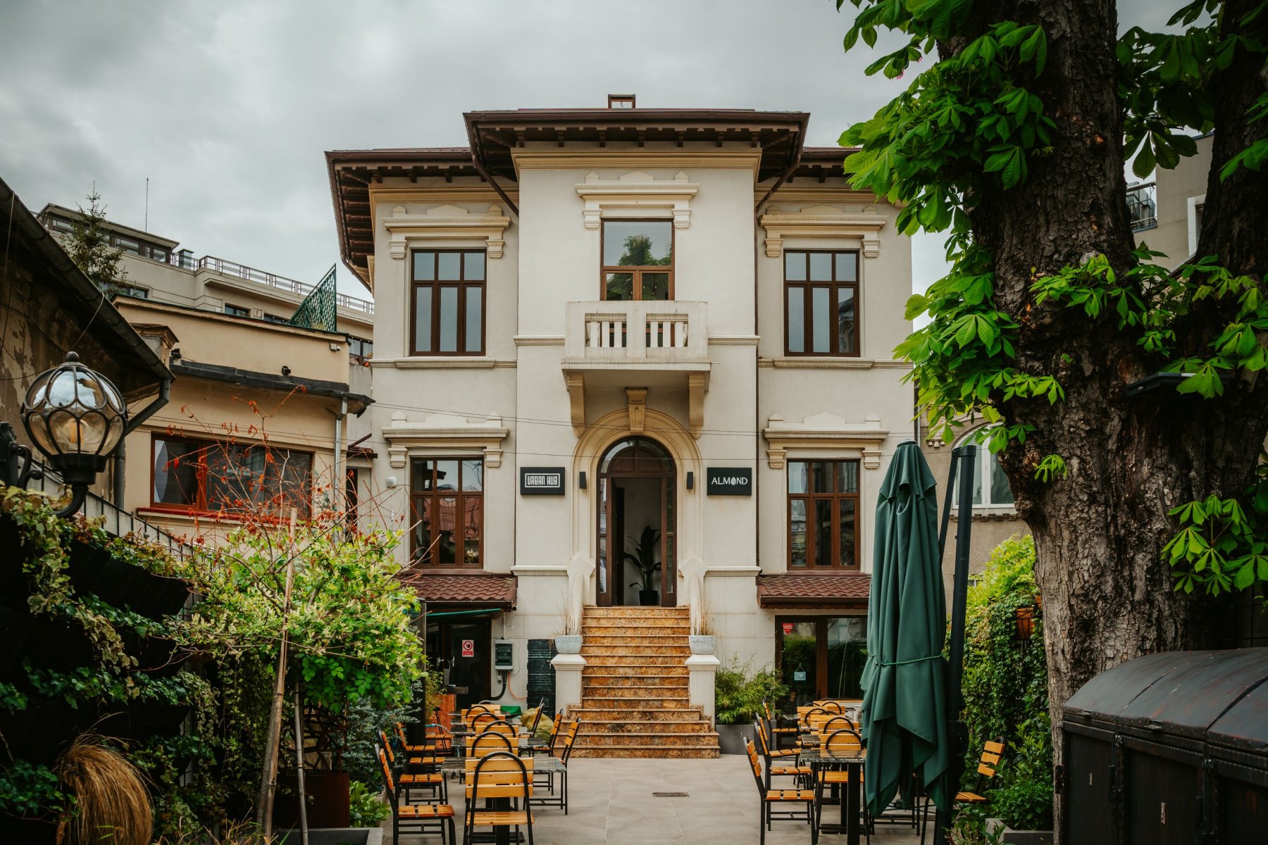 Clădire interbelică cu terasă, parte din comunitatea eEco, în centrul Bucureștiului.
